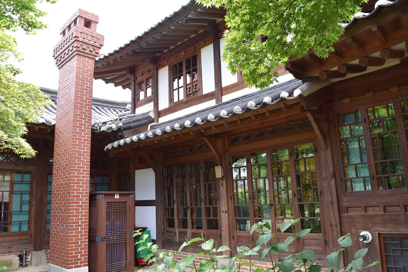 붉은 벽돌 굴뚝과 유리창이 있는 백인제가옥