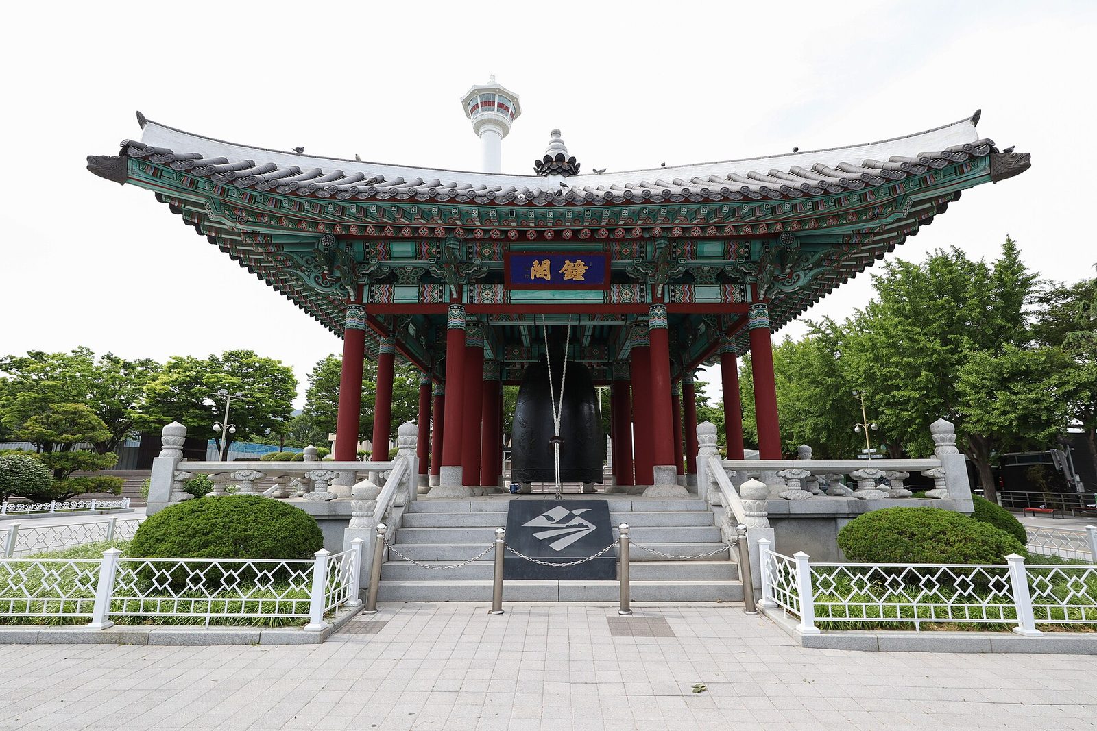 용두산공원 종각과 부산타워