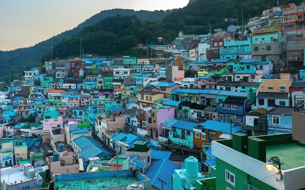 해 질 녘, 산자락을 따라 계단처럼 쌓인 알록달록한 집들