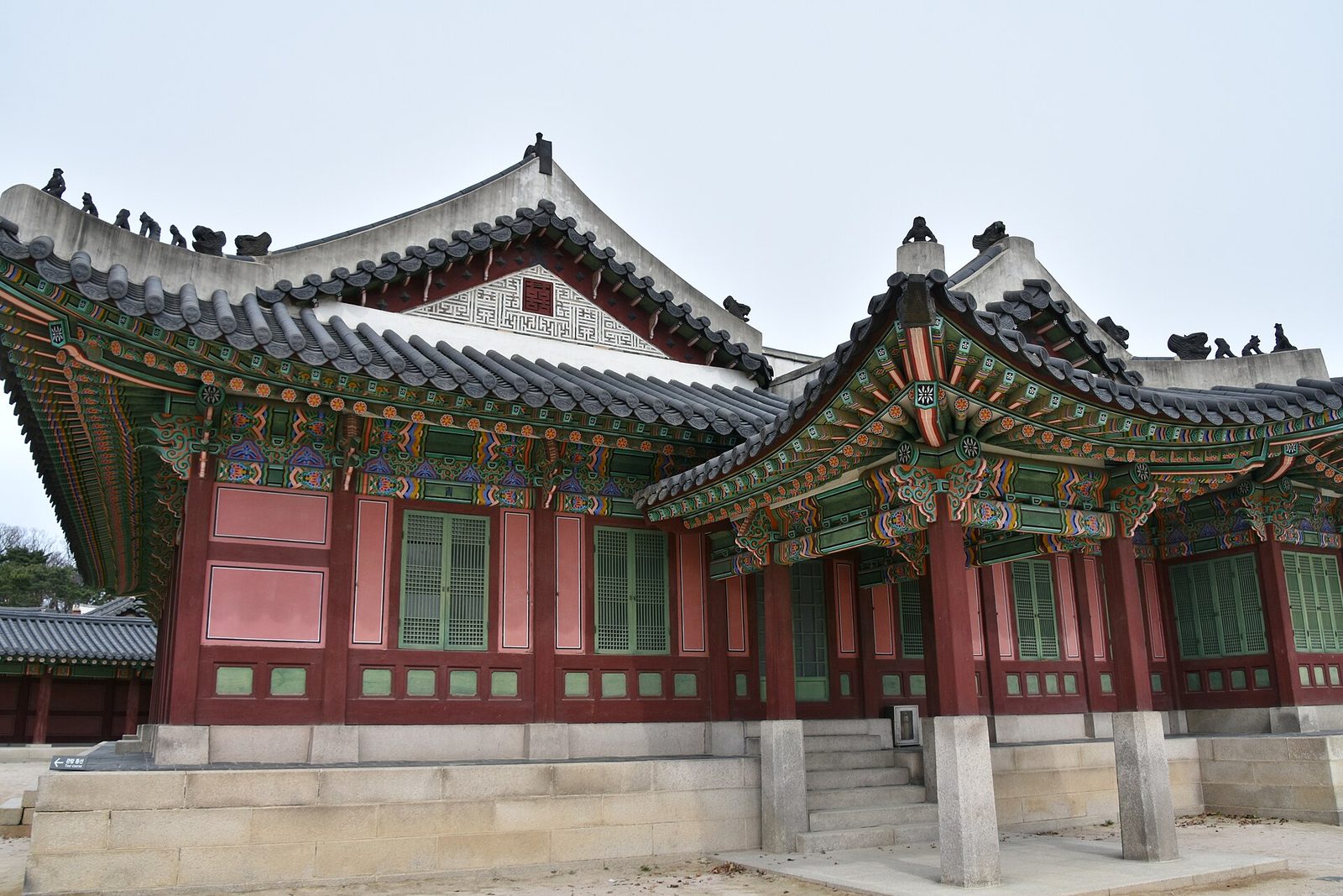 단청 처마가 겹쳐 보이는 붉은 기둥의 전각