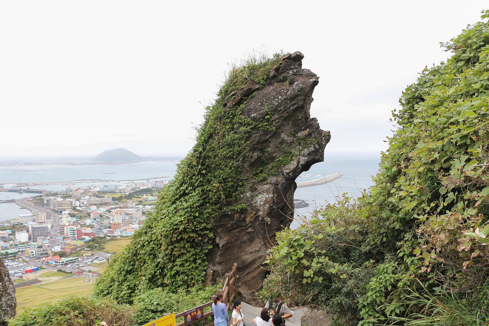 성산일출봉 탐방로, 바위 너머로 마을과 바다가 내려다보여요