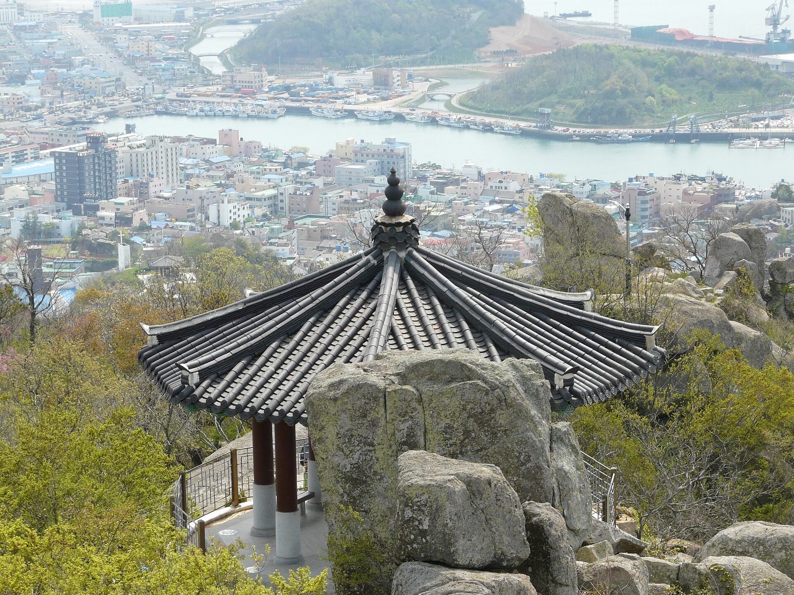 유달산 정자에서 내려다본 목포 시내와 바다