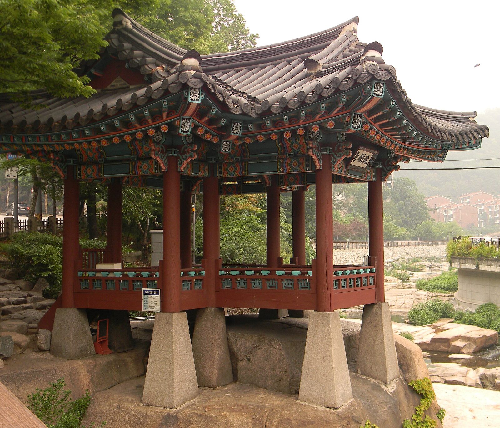단청 처마 아래 개울 바위 곁에 선 세검정