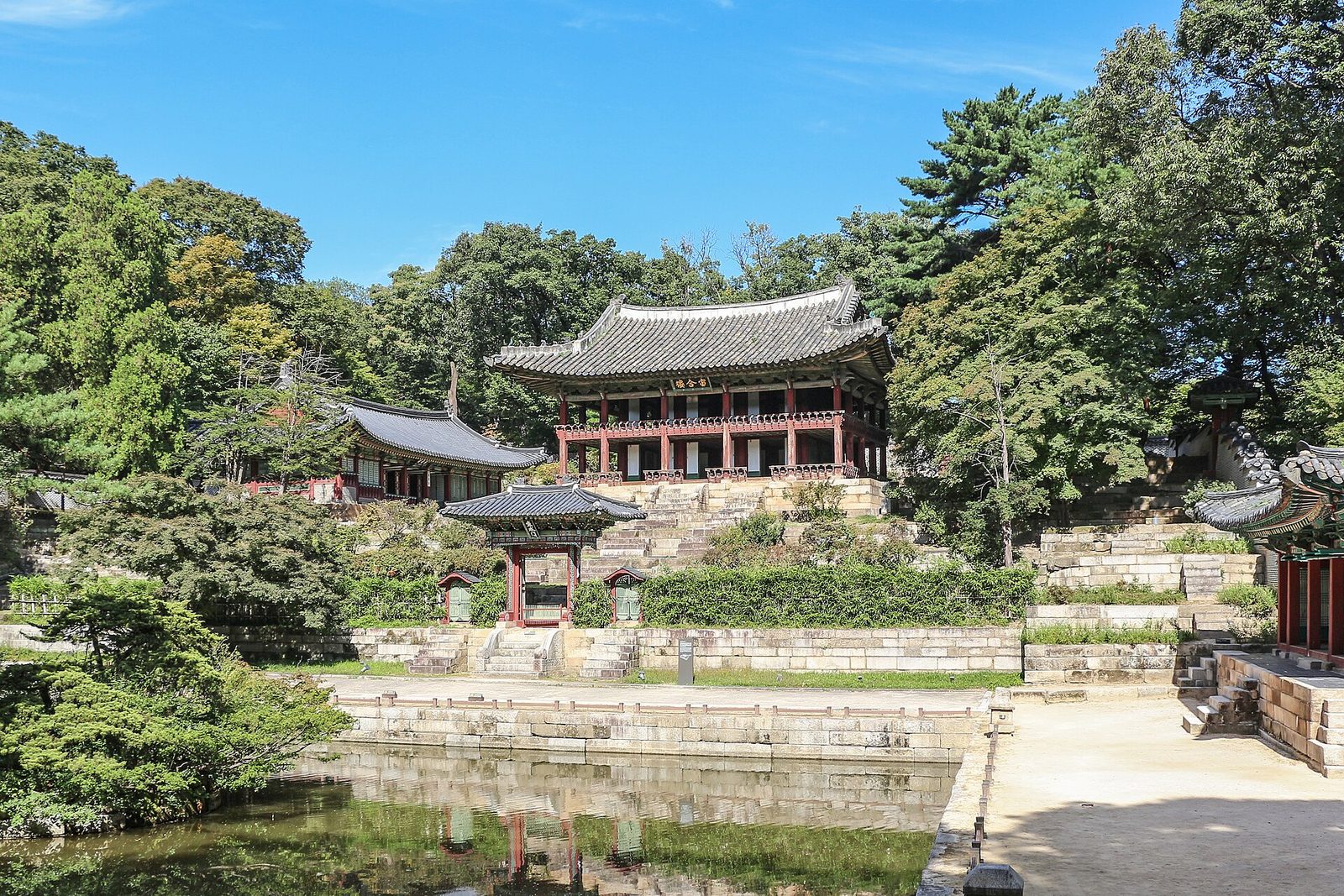 연못 건너편 돌계단 위로 주합루가 올려다보이는 부용지