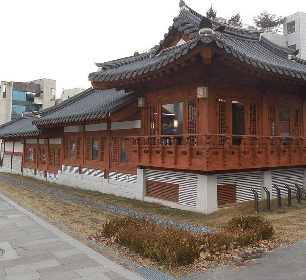 기와지붕과 나무 난간이 둘린 한옥 양식의 서울우리소리박물관 건물