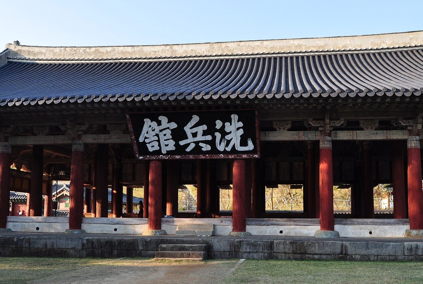 붉은 기둥 위로 '세병관' 현판이 걸린 국보 세병관 앞면