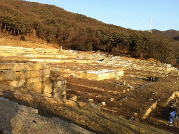 산자락에 층층이 돌 기단이 이어진 회암사지